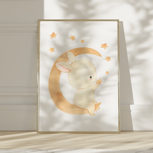 Poster Hase auf dem Mond A4 & A3: Aquarell Hase, der auf dem Mond sitzt, umgeben von Sternen. Ideal als Kinderzimmerdeko oder Geschenk. Video