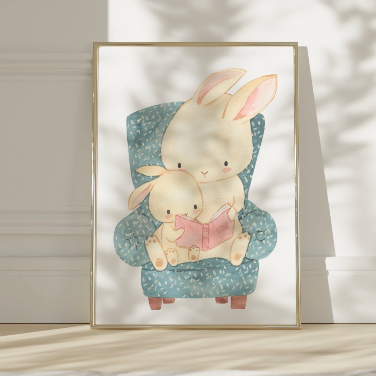 Poster Hase liest vor A4 & A3: Mama Hase sitzt mit Kind sitzen auf einem Sessel und liest ein Buch. Ideal als Kinderzimmerdekoration oder als Geschenk. Video