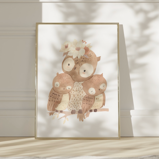 Poster Mama Eule A4 & A3: Handgezeichnetes Poster mit einer Eulenmutter und ihren Babys auf einem Ast, mit Blumenkranz. Ideal für das Kinderzimmer.