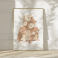 Poster Mama Eule A4 & A3: Handgezeichnetes Poster mit einer Eulenmutter und ihren Babys auf einem Ast, mit Blumenkranz. Ideal für das Kinderzimmer.