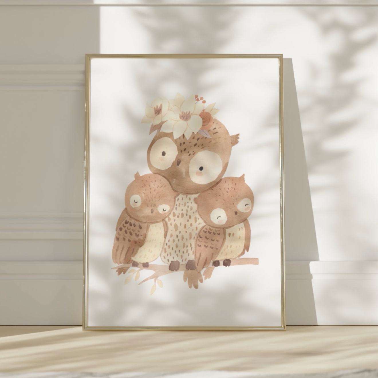 Poster Mama Eule A4 & A3: Handgezeichnetes Poster mit einer Eulenmutter und ihren Babys auf einem Ast, mit Blumenkranz. Ideal für das Kinderzimmer.