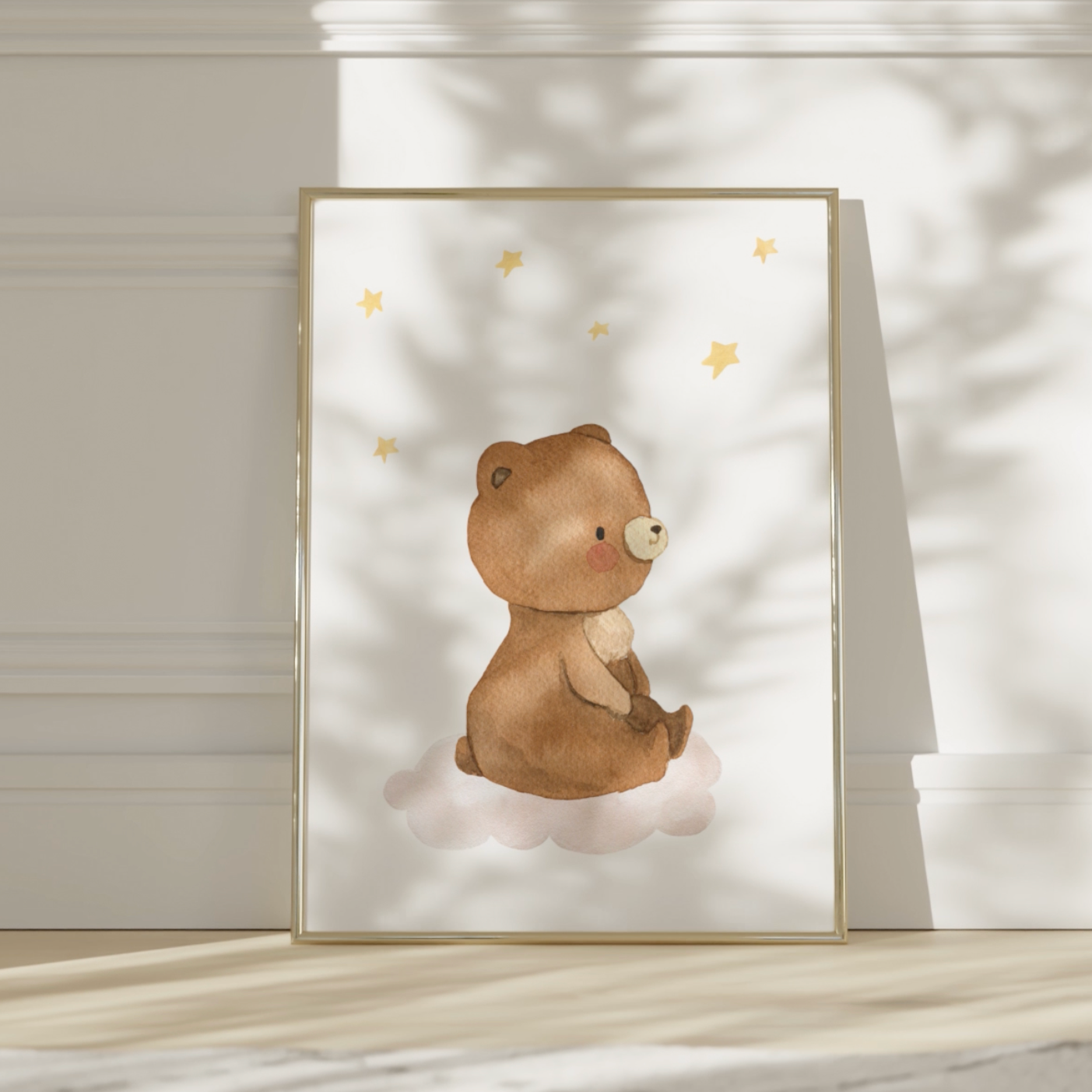 Poster: Illustration eines kleinen Bären, der gemütlich auf einer flauschigen weißen Wolke sitzt, im schlichten Aquarell-Stil für das Kinderzimmer.