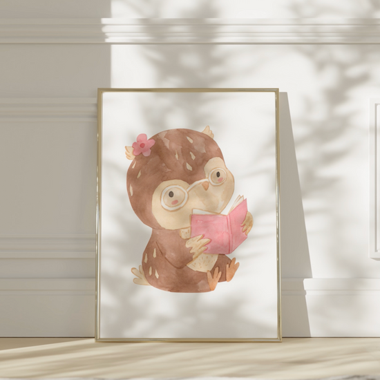 Poster Leseeule A4 & A3: Aquarell einer Eule mit Brille, die ein Buch liest. Ideal als Kinderzimmerdeko oder Geschenk, auf hochwertigem, mattem 300g Naturpapier gedruckt.
