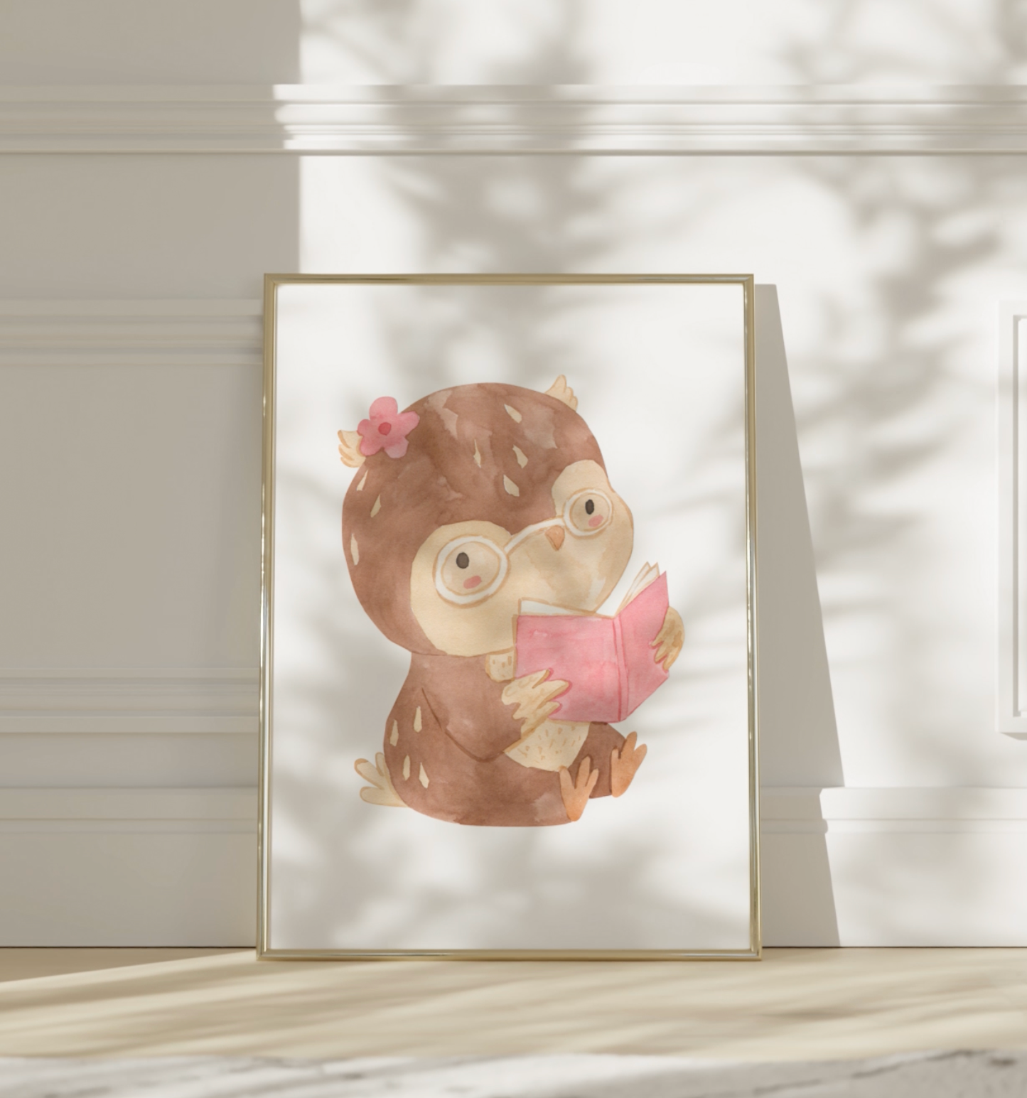 Poster Leseeule A4 & A3: Aquarell einer Eule mit Brille, die ein Buch liest. Ideal als Kinderzimmerdeko oder Geschenk, auf hochwertigem, mattem 300g Naturpapier gedruckt.