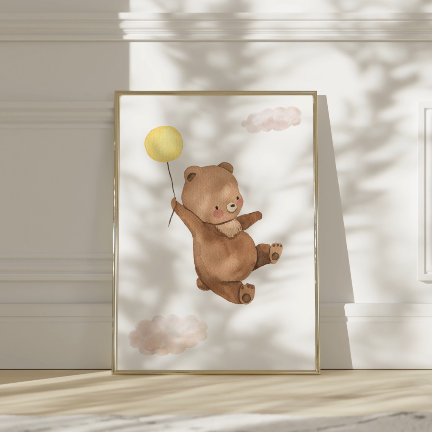 Illustration eines kleinen Bären, der mit einem gelben Ballon durch flauschigen weißen Wolken fliegt, im schlichten Aquarell-Stil für das Kinderzimmer.