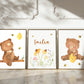 Honigzeit – Personalisiertes Poster 3er Set mit Bär & Bienen